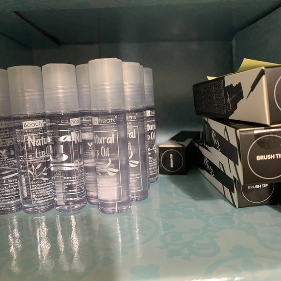 Makeup - Picture 9 of 10